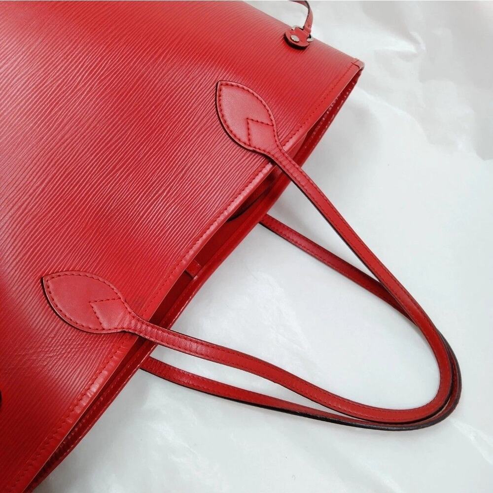 Louis Vuitton Red Travel Bag Set with Matching Pouch - Picture 6 of 8